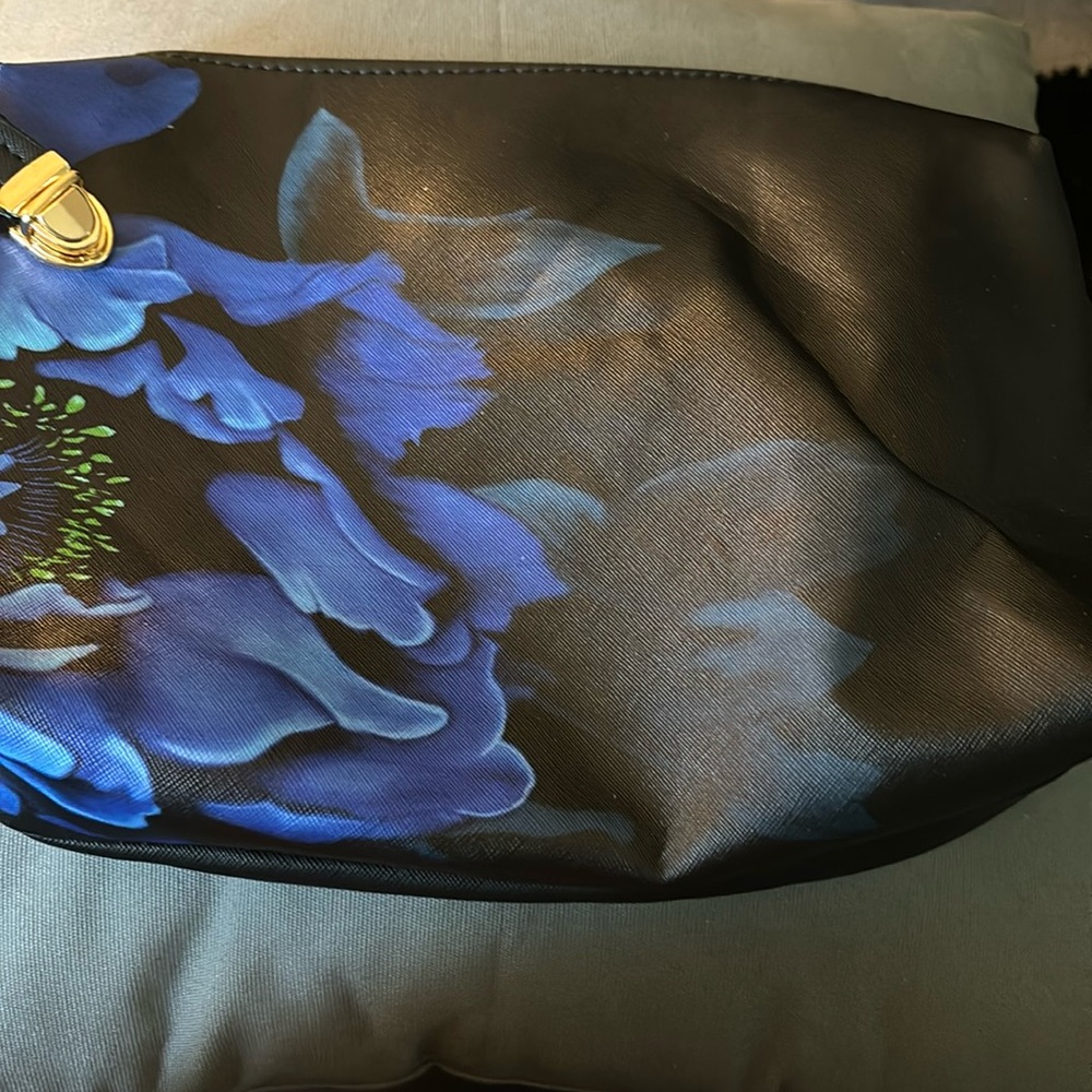 NWOT blk pouch